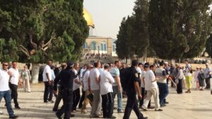 مسيرات استفزازية للمستعمرين في القدس والاحتلال يمنع المصلين ويُبعد الصحفيين عن المسجد الأقصى